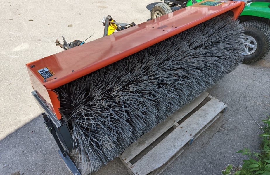 KUBOTA F3226 SWEEPER